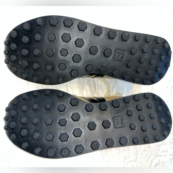 Rarely Worn Veja Women’s V-10 Casual Street Sneaker in Beige/Black Size 7 - Picture 4 of 6